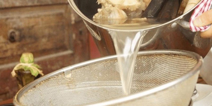 Nước dùng xương hầm cho lẩu cá diêu hồng măng chua