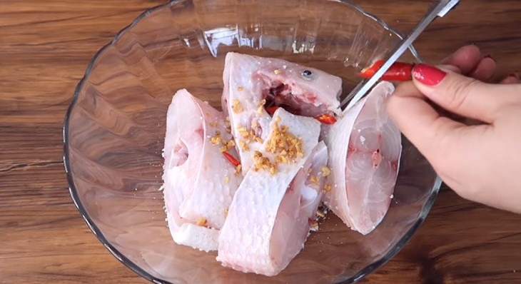 Ướp cá diêu hồng trước khi nấu lẩu