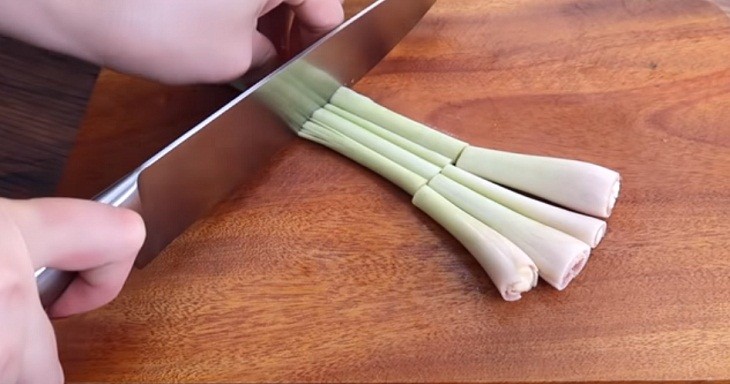 Tắc và gừng tươi sơ chế cho lẩu cá diêu hồng chua cay