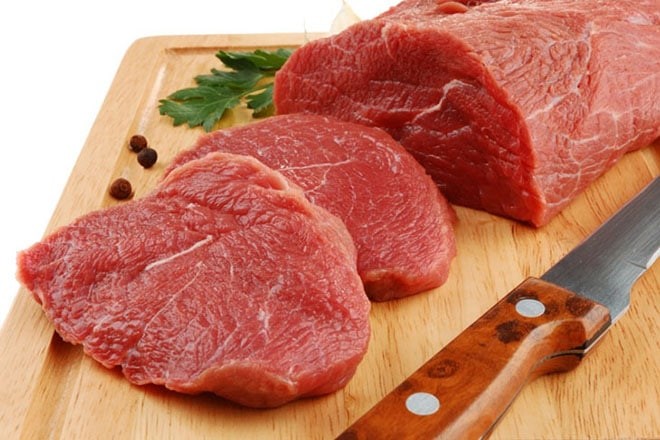 Chuẩn bị thịt bò nạc ngon cùng các nguyên liệu cần thiết khác để nấu phở bò tái không xương