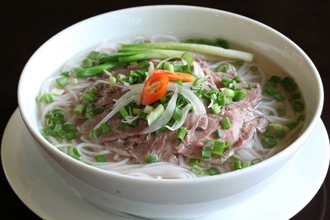 Nấu nước dùng phở bò tái thơm ngon, đảm bảo đầy đủ dưỡng chất