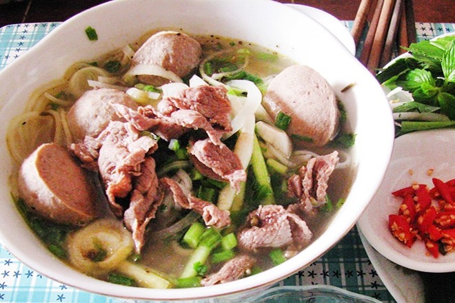 Tô phở bò tái thơm ngon, nóng hổi được hoàn thành từ các bước hướng dẫn