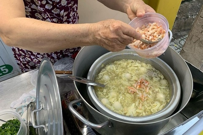 Hoàn thiện và nêm nếm gia vị cho nồi súp cua nấm tuyết đạt chuẩn hương vị
