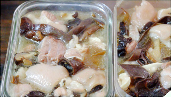 Chia thịt đông đã nấu thành từng phần nhỏ giúp bảo quản tốt và giữ độ mềm của thịt