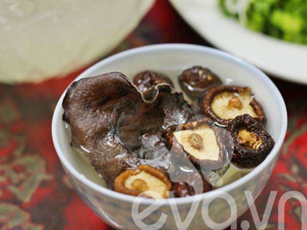 Mộc nhĩ và nấm hương đã ngâm nở, rửa sạch và thái sợi để tăng hương vị cho thịt lợn mềm