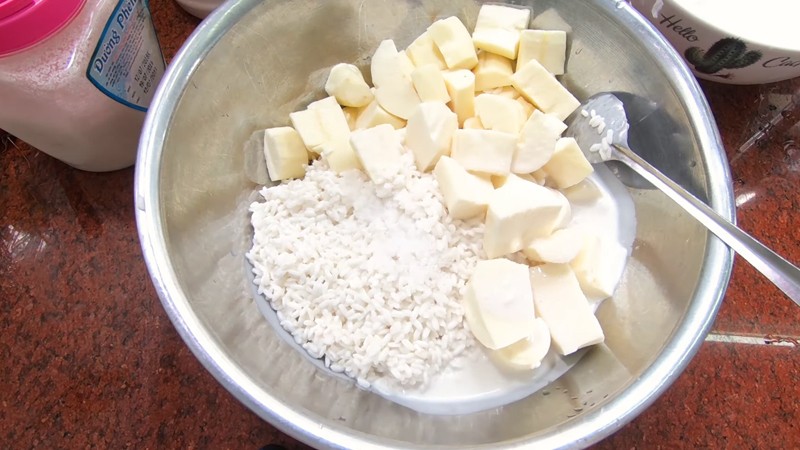 trộn hỗn hợp sắn và nếp