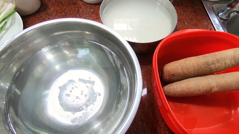 Gọt vỏ và ngâm sắn 4-6 tiếng