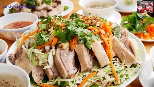 Gỏi vịt thanh mát với xoài và cà rốt, thể hiện sự tinh tế trong cách nấu ăn ngon nhất, mang lại trải nghiệm ẩm thực cân bằng.