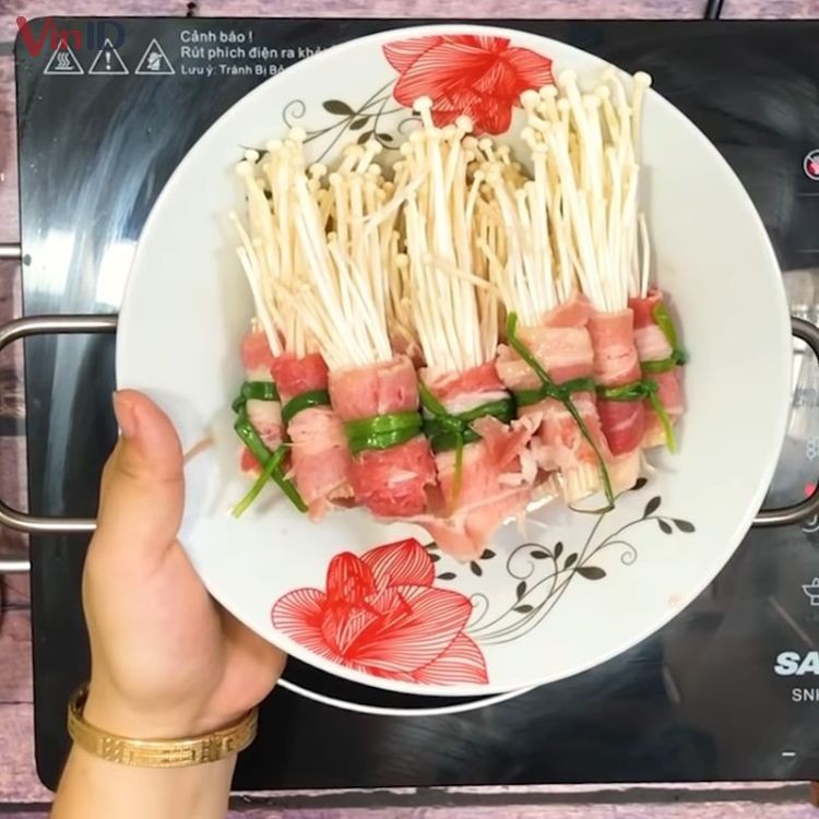 Cuộn bò với nấm kim châm đẹp mắt trước khi nấu canh