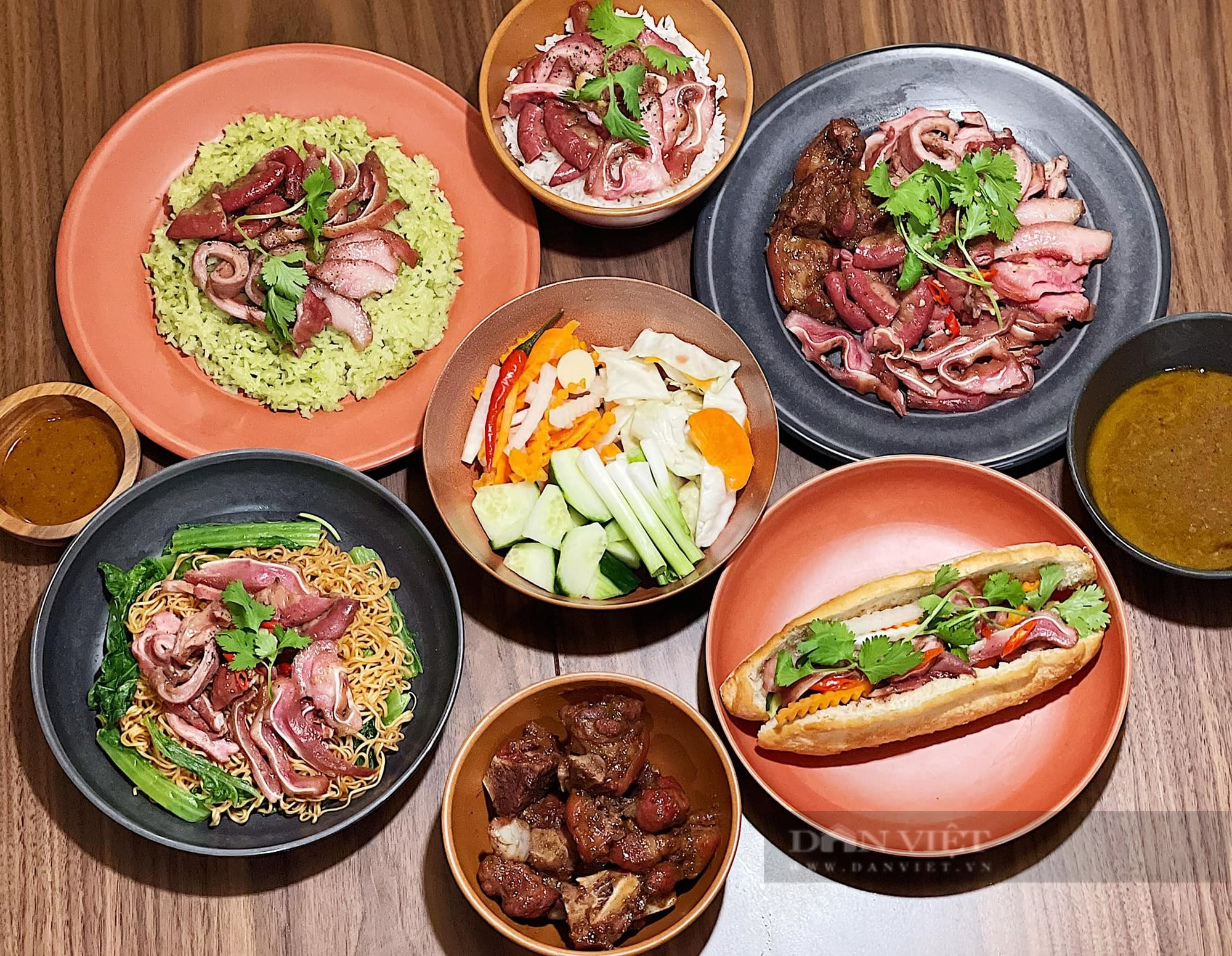 Phá lấu nước dừa đã hoàn thành, thái lát vừa ăn, sẵn sàng thưởng thức cùng các món ăn kèm
