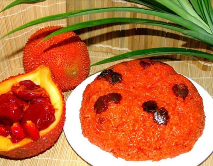 Nguyên liệu chuẩn bị nấu xôi gấc nhanh: gạo nếp đã ngâm, thịt gấc và nước cốt dừa.