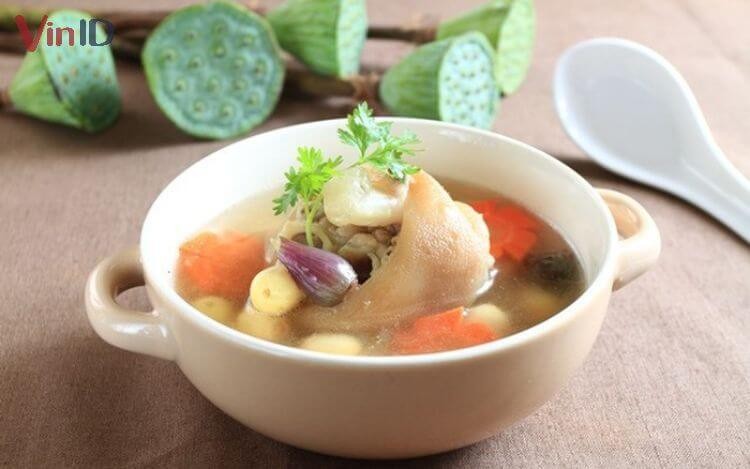 Chân giò hầm hạt sen được biết đến là món ăn bổ dưỡng, hỗ trợ phục hồi sức khỏe phụ nữ sau sinh