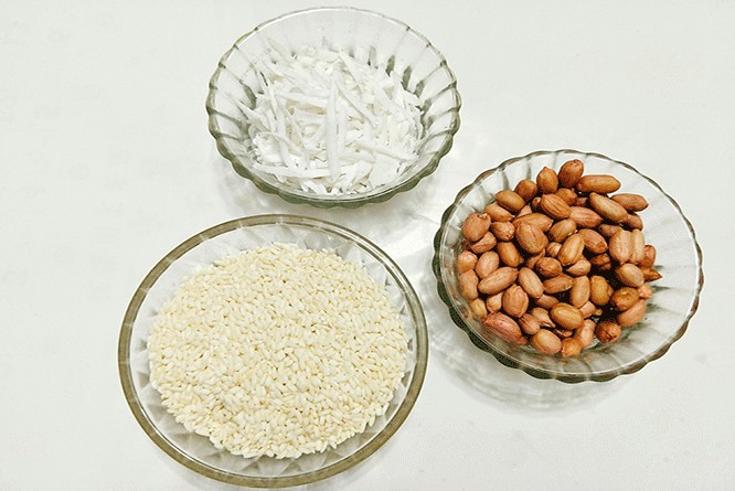 Các nguyên liệu cần thiết để chuẩn bị cách nấu xôi trắng ngon cùng lạc, bao gồm gạo nếp và đậu phộng.