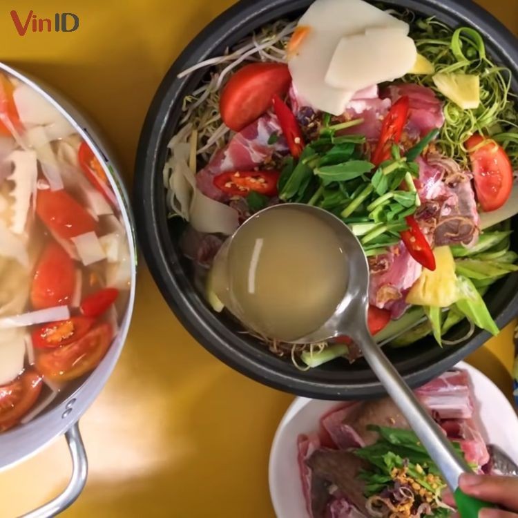 Lẩu cá đuối măng chua