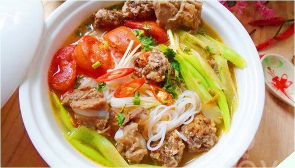 Bát bún sườn dọc mùng đầy đặn với màu sắc hấp dẫn từ cà chua, sườn và dọc mùng xanh tươi