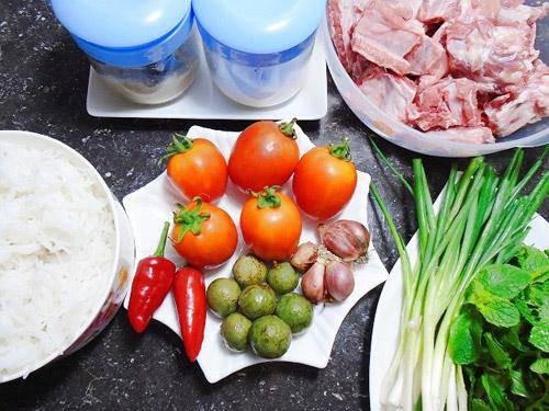 Các nguyên liệu tươi ngon chuẩn bị cho món bún sườn dọc mùng bao gồm sườn, cà chua, hành
