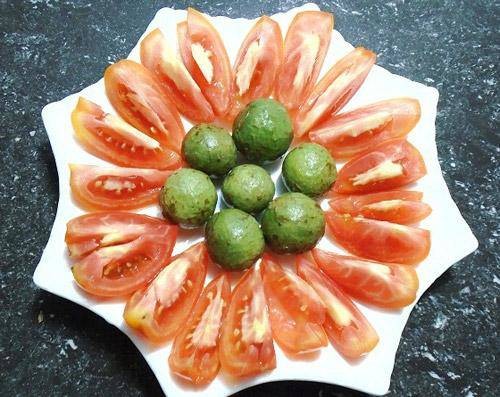 Sơ chế cà chua và sườn non để chuẩn bị các bước nấu bún sườn dọc mùng