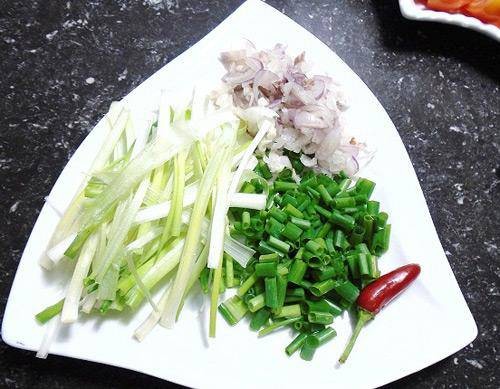Rau sống ăn kèm bún sườn dọc mùng được rửa sạch, tươi xanh và sẵn sàng thưởng thức