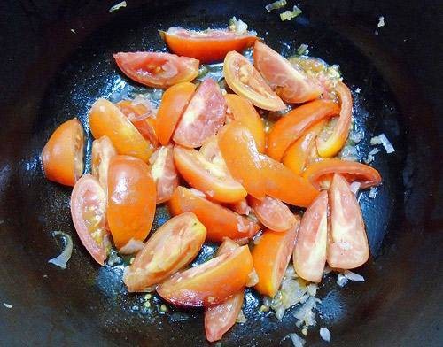 Xào cà chua để tạo màu sắc và vị chua thanh cho nước dùng bún sườn dọc mùng