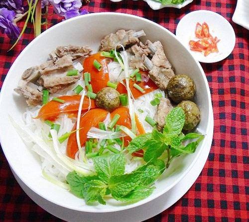 Thêm bún tươi và các loại topping vào bát bún sườn dọc mùng