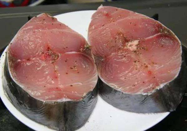 Cá thu sau khi mua về đem rửa sạch với nước muối.