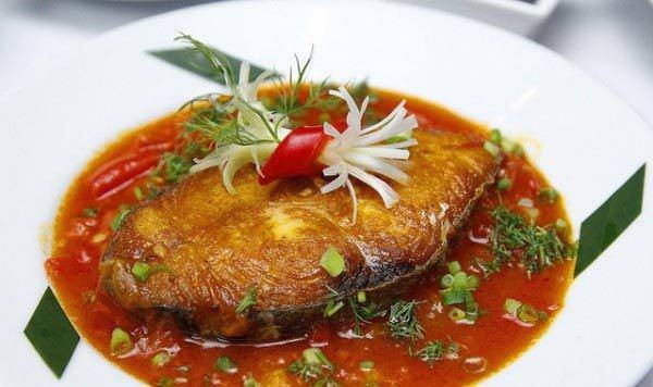 Miếng cá bên ngoài có màu vàng đều, phần thịt bên ngoài dai, bên trong mềm, ngọt, thấm đều gia vị.