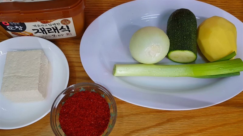 Nguyên liệu tươi ngon chuẩn bị cho cách nấu canh đậu tương Hàn Quốc đơn giản
