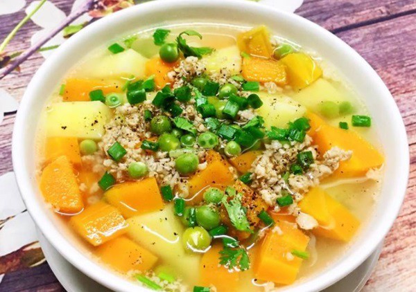 Một tô canh khoai tây thịt băm thơm ngon, các loại rau củ chín mềm hòa quyện trong nước dùng ngọt thanh.
