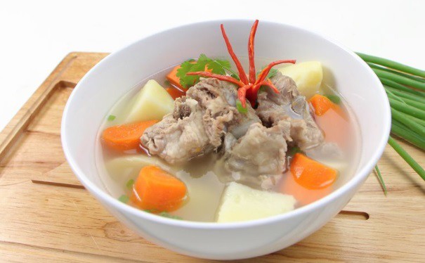 Canh khoai tây cà rốt xương sườn heo