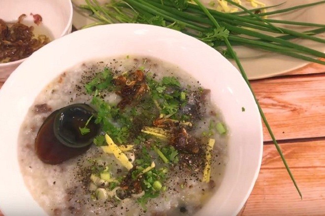 Cách nấu cháo thịt bò bằm trứng bắc thảo cực bổ dưỡng cho người ốm mau khỏe, trẻ em chóng lớn.