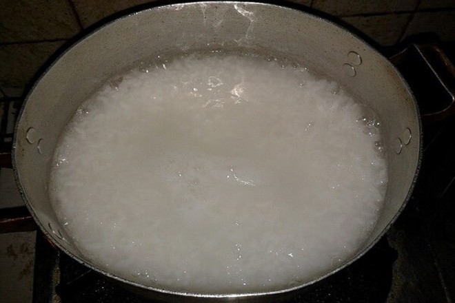 Nấu cháo thịt bò bằm đơn giản cho đến khi cháo chín mềm thì đổ thịt bò vào.