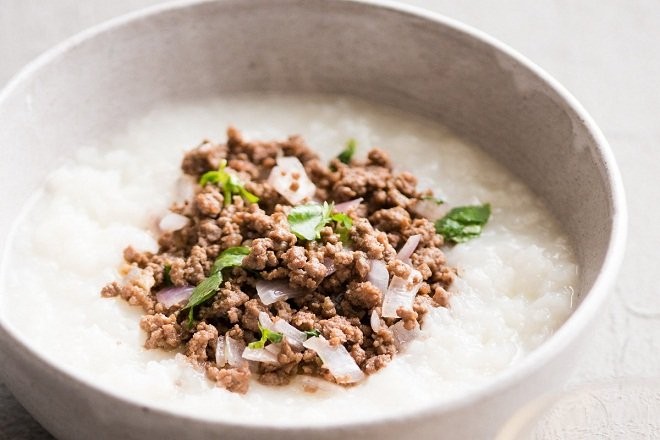 Tô cháo thịt bò bằm thơm phưng phức đã sẵn sàng cho bữa ăn sáng bổ dưỡng, hoàn thành cách nấu cháo thịt bò bằm đơn giản.