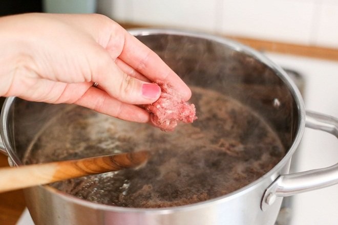 Thịt bò xay luộc vừa chín tới để nấu nước dùng hầm cháo ngon ngọt hơn, là một cách nấu cháo thịt bò bằm đơn giản.