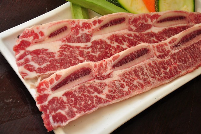Chọn xương sườn bò có màu hồng nhạt và ấn vào có độ đàn hồi để có cách nấu cháo thịt bò bằm đơn giản ngon.