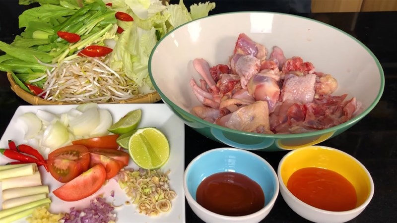 Nguyên liệu đầy đủ cho món lẩu gà Thái chua cay chuẩn bị nấu