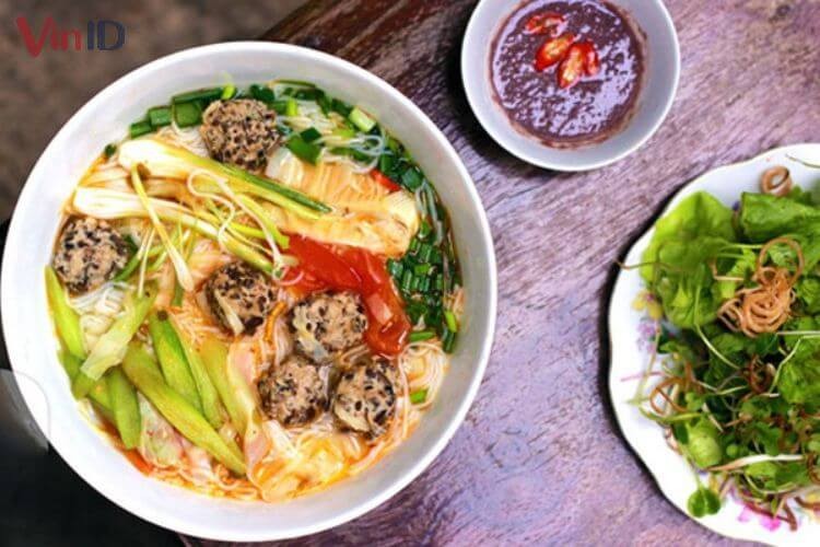 Nước dùng bún sườn chua ngọt hấp dẫn từ sấu và xương heo