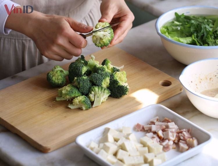Sơ chế các loại rau củ quả chuẩn bị cho cách nấu gà ngũ quả