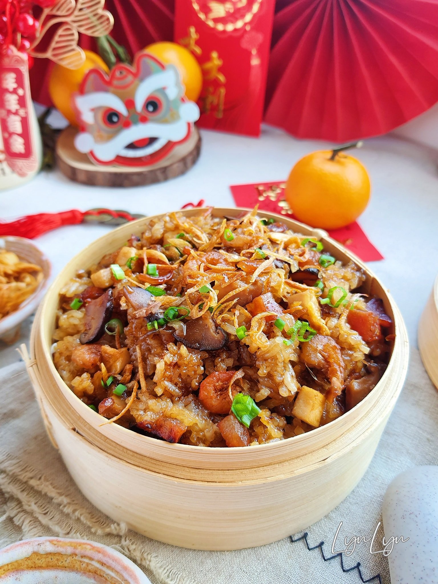 Xào phần nhân lạp xưởng, tôm khô và nấm đông cô đậm đà cho xôi bát bửu
