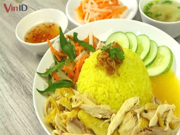 Đĩa cơm gà Phú Yên ngon mắt với cơm vàng, gỏi gà và nước chấm