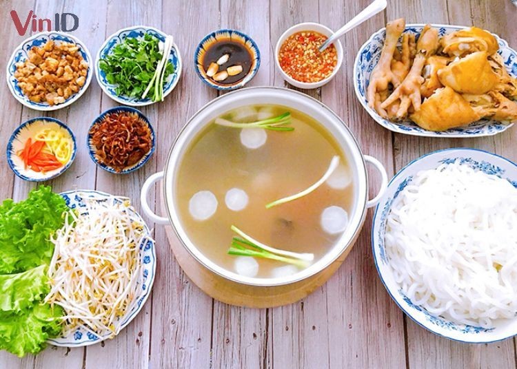 Nồi nước dùng bánh canh gà trong veo, đậm đà hương vị rau củ