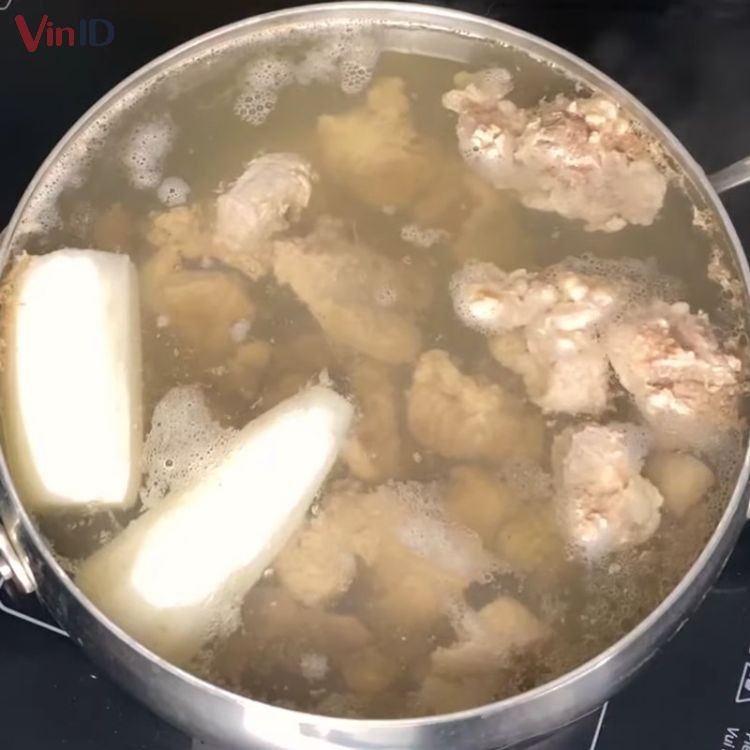 Nấu nước dùng với sườn heo và củ cải trắng