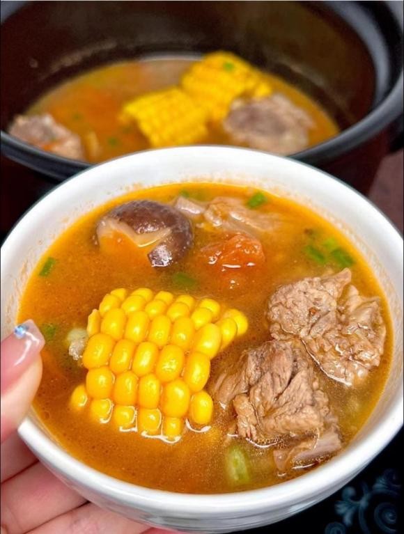 Đổ nước, thêm ngô ngọt và nấm đông cô vào hầm cùng sườn để tạo vị ngọt tự nhiên cho cách nấu canh sườn cà chua