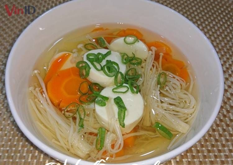 Thành phẩm canh nấm kim châm đậu phụ chay đơn giản, bổ dưỡng