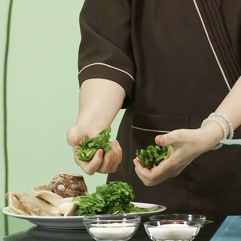 Nấm bào ngư đã được rửa sạch và xé nhỏ, chuẩn bị để nấu nước dùng cho canh khoai môn chay