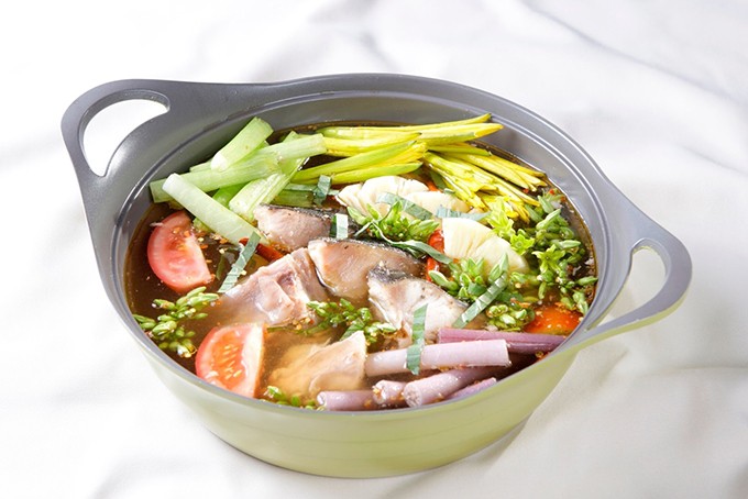 Nồi lẩu cá bớp măng chua nóng hổi, một trong những cách nấu nước lẩu cá ngon