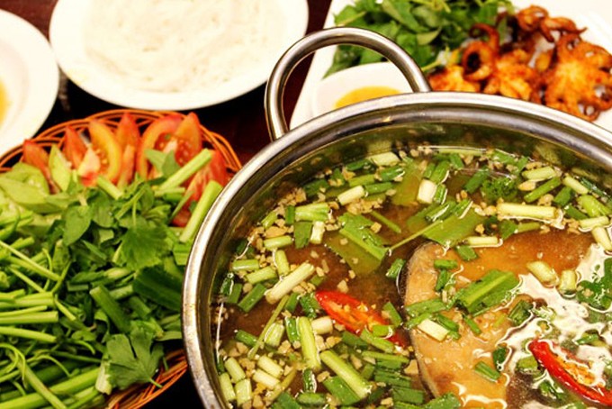 Nồi nước lẩu cá bớp chua cay nóng hổi, thơm lừng