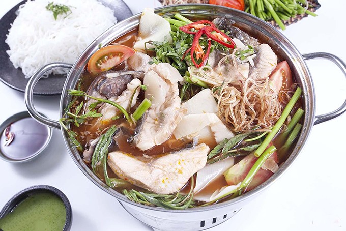Lẩu cá bớp lá giang với vị chua thanh đặc trưng, một biến tấu tuyệt vời cho nước lẩu cá ngon