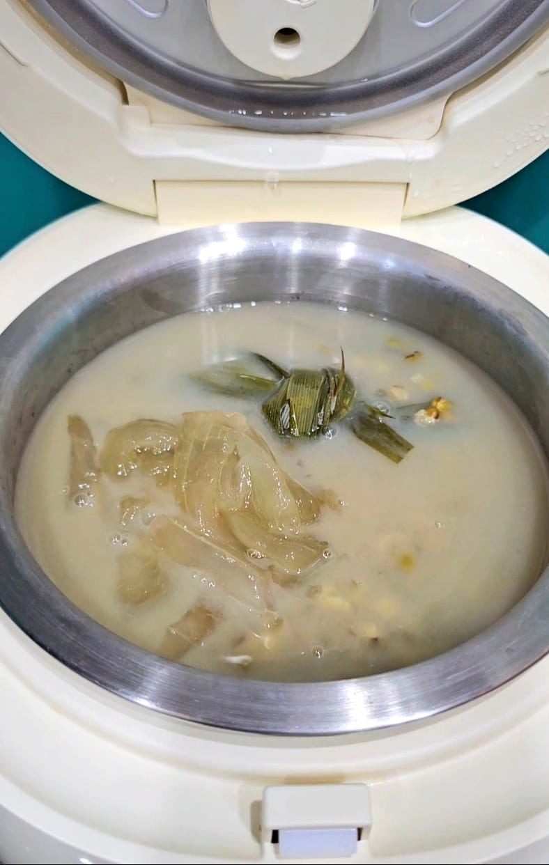 Nồi chè nha đam đậu xanh sánh mịn sau khi nấu
