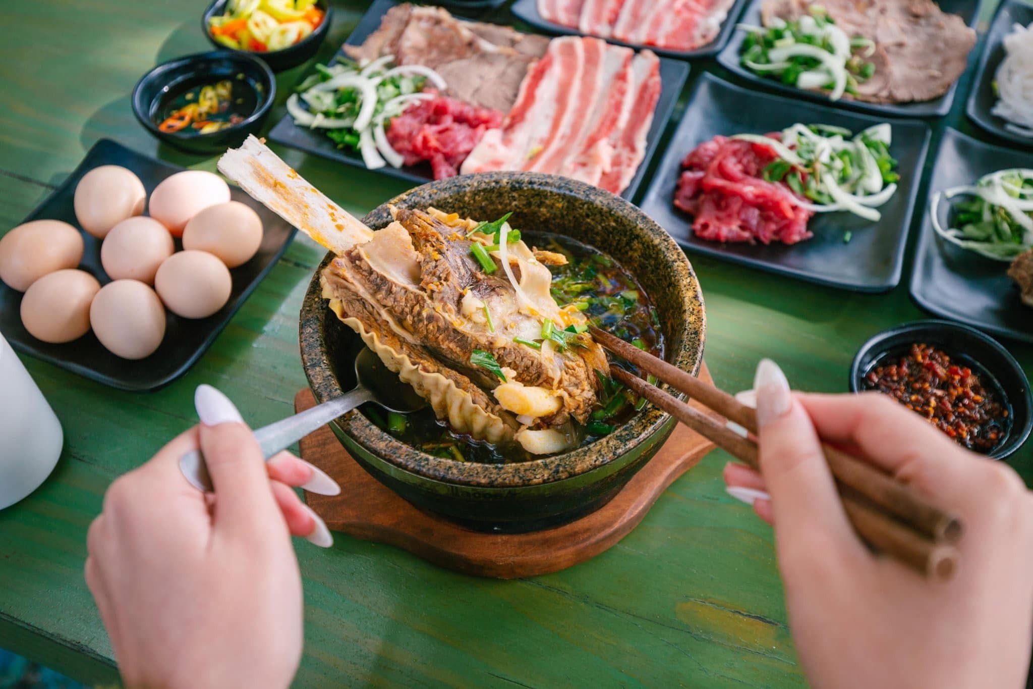 Đầu bếp đang chế biến phở bò tại quán ăn, đảm bảo chất lượng và vệ sinh