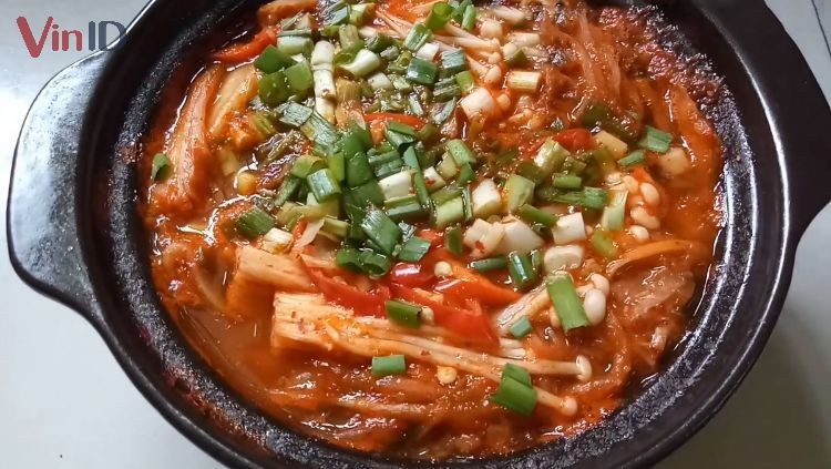 Món canh nấm kim châm kim chi chua cay đậm đà chuẩn vị Hàn